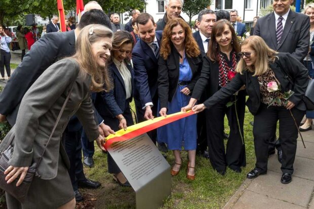 Skwer Ameryki Łacińskiej - uroczystość odsłonięcia pamiątkowej tablicy w trakcie jego otwarcia. Fot. UM Warszawy