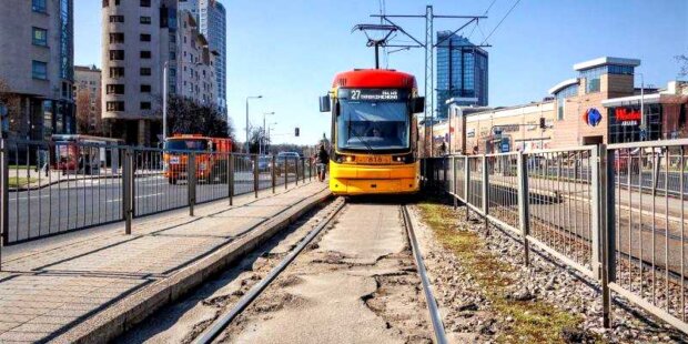 Tramwaje Warszawskie - na ul Słonimskiego przy DH Arkadia. Fot. TW