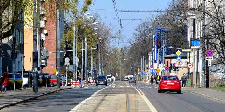 Ulica Młynarska w Warszawie. Fot. Adrian Grycuk (Wikimedia)