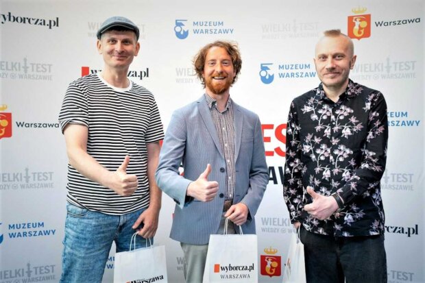 Zwycięzcy Wielkiego Testu Wiedzy o Warszawie - od lewej Łukasz Kulej (3. miejsce), Piotr Kunert (1. miejsce), Dariusz Prządak (2. miejsce). Fot. Bartosz Buk