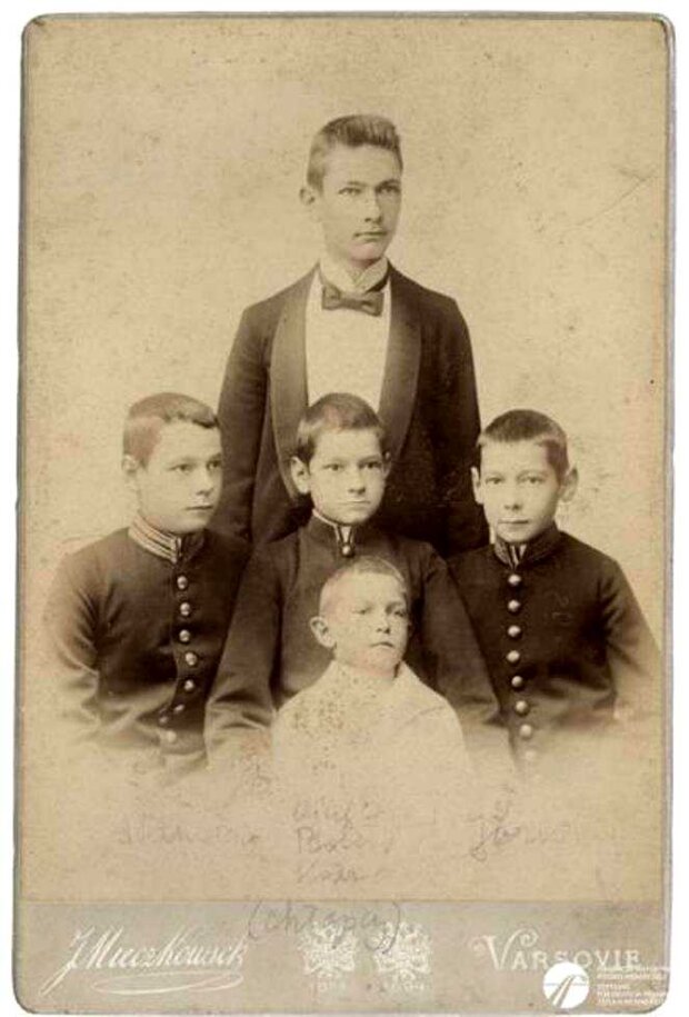 Zdjęcie rodzinne - Władysław, Stanisław, Bolesław, Józef i Kazimierz Pfeifferowie. Fot. z archiwum Fundacji Współpracy Polsko-Niemieckiej