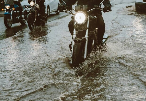 Deszcz i motocyklista. Fot. cottonbro studio (pexels)