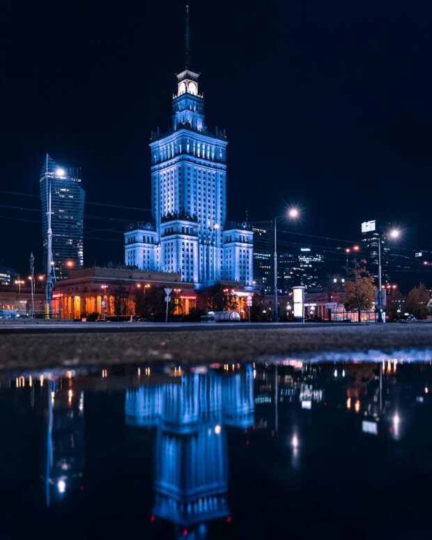 Deszczowa Warszawa i PKiN. Fot. Adam Borkowski (Pexels)
