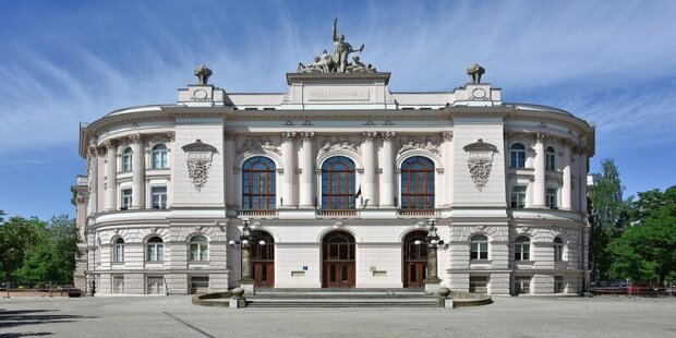 Gmach Główny Politechniki Warszawskiej adres Plac Politechniki 1. Fot. Adrian Grycuk (Wikimedia)