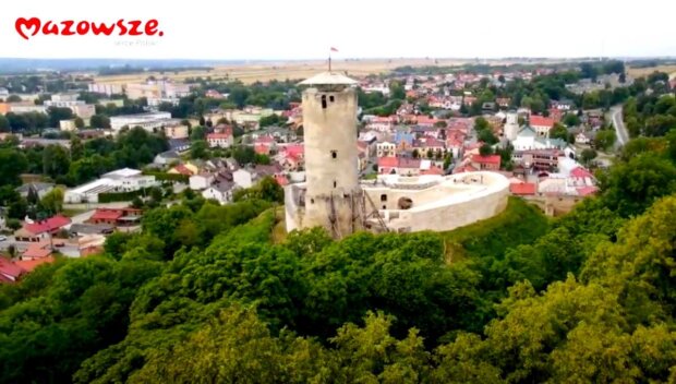 Iłża - wzgórze zamkowe i odrestaurowany zamek biskupów krakowskich z XIV wieku. Fot. UMWM