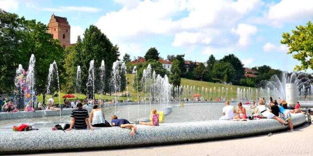 Multimedialny Park Fontann - fontanny na skwerze 1 Dywizji Pancernej WP. Fot. Adrian Grycuk (Wikimedia)