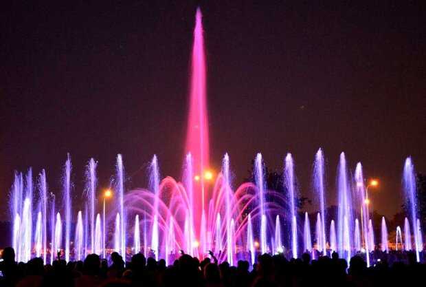 Multimedialny Park Fontann - wieczorny pokaz multimedialny 'woda-światło-dźwięk' (2012). Fot. Adrian Grycuk (Wikimedia)