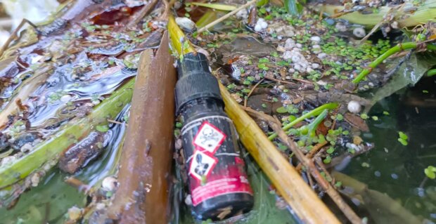 Opakowanie po truciźnie - śmieci w rzekach - Akcja Czysta Wisła. Fot. mat. prasowy