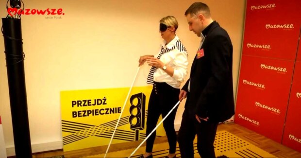 Prezentacja ułatwień dla osób ociemniałych - w Informacjach z Mazowsza. Fot. UMWM
