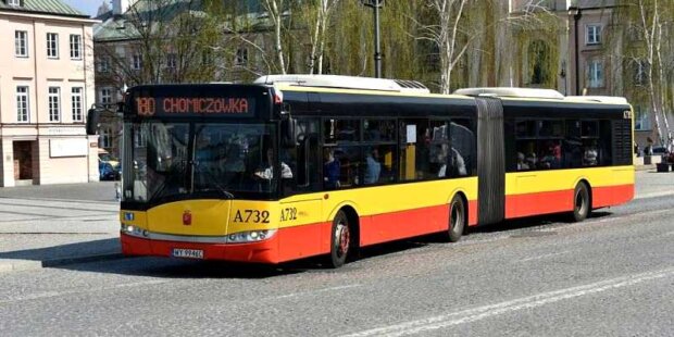 Autobus linii 180 na Placu Krasińskich w Warszawie. Fot. Adrian Grycuk (Wikimedia)