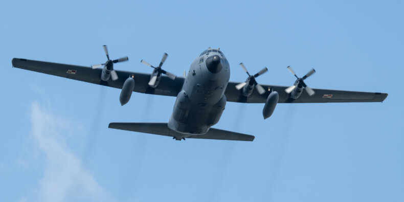 Lockheed C-130 Hercules - leci nad Wisłę. Fot. Marcin Banaszkiewicz