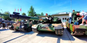 Dziennikarze w 1. WBPanc. - K2 Black Panther z 9. Braniewskiej Brygady Kawalerii Pancernej. Fot. Michał Pawlik