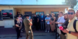 Dziennikarze w 1. WBPanc - kpt. Jacek Piotrowski prowadzi odprawę. Fot. Michał Pawlik