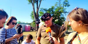 Dziennikarze w 1. WBPanc - kpt. Jacek Piotrowski odpowiada na pytania. Fot. Michał Pawlik