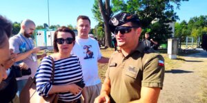 Dziennikarze w 1. WBPanc - kpt. Jacek Piotrowski odpowiada na pytania. Fot. Michał Pawlik
