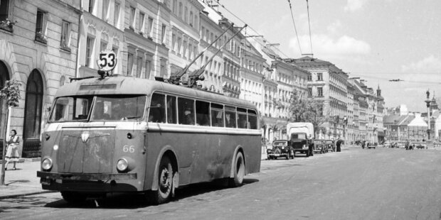 Trolejbus linii 53 na Krakowskim Przedmieściu w latach 50. Fot. Zbyszko Siemaszko, żr. NAC