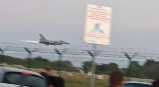 Tuż przed katastrofą F-16 - 28-08-2025 r. w Radomiu. Fot. slshxer (YT)