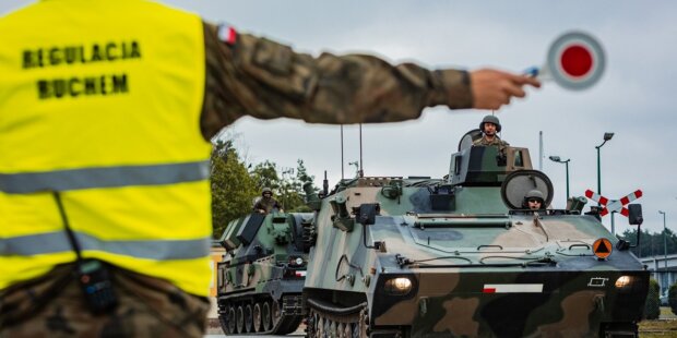 Wojsko Polskie - regulacja ruchem przemieszczającego się sprzętu wojskowego. Fot. mat. prasowy