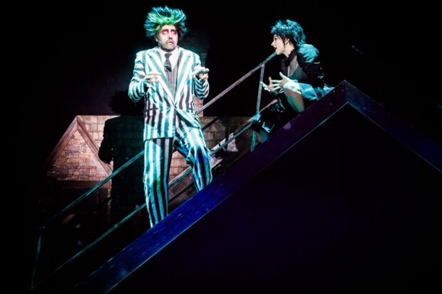 Beetlejuice z Lydią na dachu