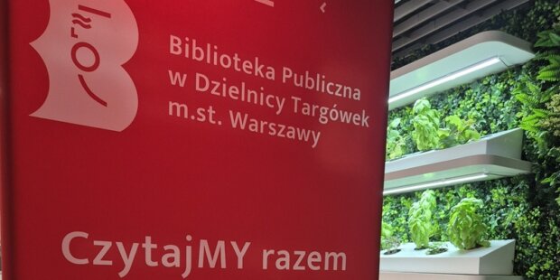 Fragment bilboardu Biblioteki wśród kwiatów