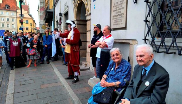 Henryk Rutkowski (pierwszy z prawej) - nestor Towarzystwa Miłośników Historii. Fot. Warszawa.pl