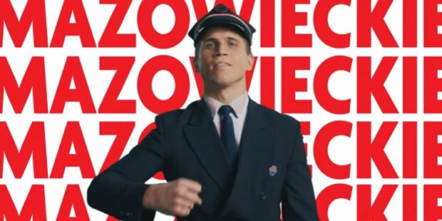 Mazowieckie przyciąga jak magnes. - kadr z klipu: kolejarz na tle czerwonych napisów 'Mazowieckie". Fot. UMWM
