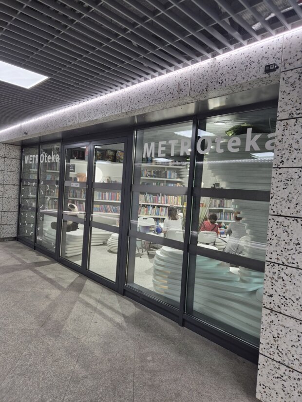 Metroteka od zewnątrz
