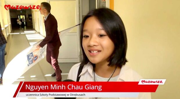 Nguyen Minh Chau Giang z Otrębus - zwyciężczyni konkursu on-line wiedzy o ruchu drogowym (1500 uczestników) otrzymała w nagrodę rower. Fot. UMWM