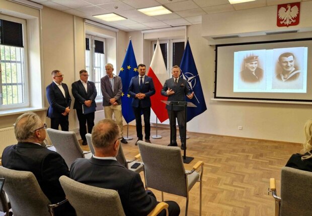 Stoją od lewej: Tomasz Strug, Bartosz Gondek, Grzegorz Motyka, Lech Parell i Jakub Stefaniak