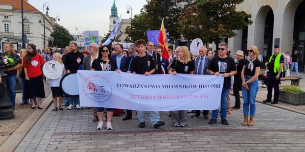 Pochód Historyków - Towarzystwo Miłośników Historii na Krakowskim Przedmieściu w Warszawie. Fot. Warszawa.pl