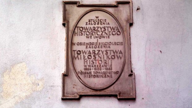 Tablica Pamiątkowa na kamienicy historyków. Fot. Warszawa.pl