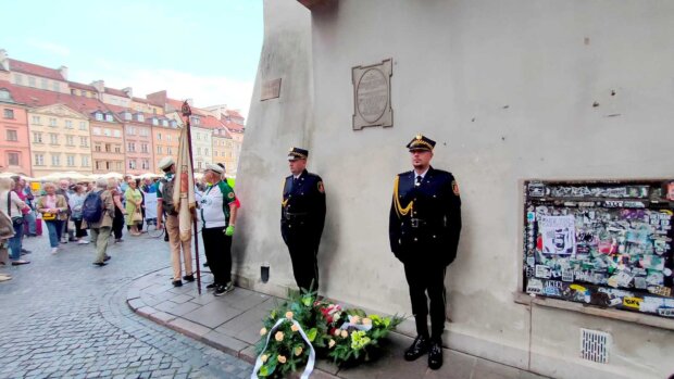Warta honorowa Straży Miejskiej pod tablicą pamiątkową PTH i TMH na Starym Mieście w Warszawie. Fot. Warszawa.pl