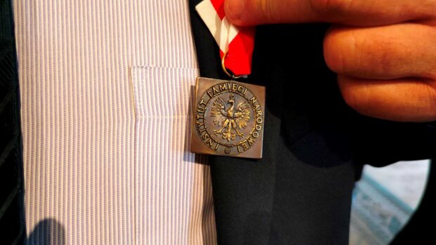 Ambasador Polskiej Historii - rewers wyróżnienia honorowego IPN dla osób i instytucji szczególnie zasłużonych dla upamiętniania historii narodu polskiego. Fot. Warszawa.pl