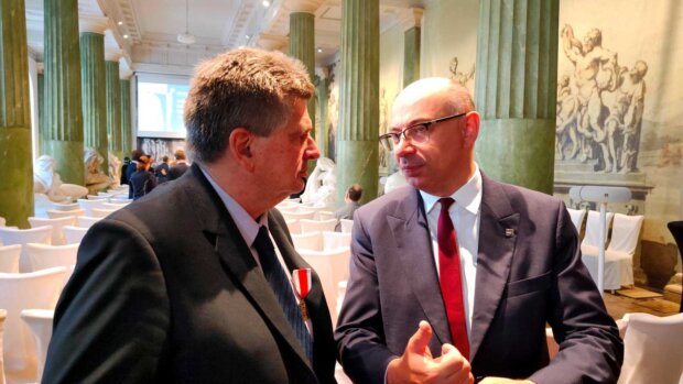 Andrzej Chowańczak i zastępca prezesa Instytutu Pamięci Narodowej dr Mateusz Szpytma - w prywatnej rozmowie. Fot. Warszawa.pl