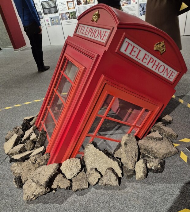Banksy zniszczona budka telefoniczna