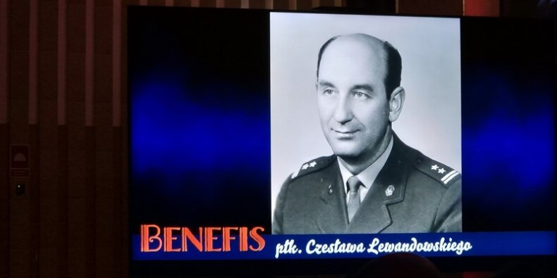 Benefis jedno ze zdjęć Pułkownika