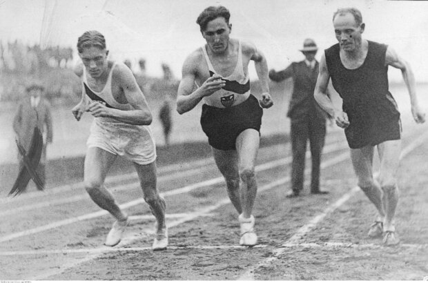 Bieg lekkoatletów na 5000 metrów w 1930 r. Od lewej widoczni Stanisław Petkiewicz, Janusz Kusociński i fiński lekkoatleta Paavo Nurmi. Fot. źr. NAC