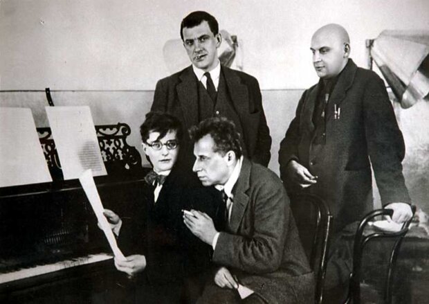 Dmitrij Szostakowicz, Wsiewołod Meyerhold, Władimir Majakowski i Aleksander Rodczenko podczas pracy nad sztuką „Pluskwa” 1929 r. Źr. Rosyjskie Towarzystwo Autorów