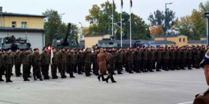 Dowódca 1. WBPanc płk Lenart Skrzypczak dokonuje przeglądu pododdziałów. Fot. Warszawa.pl_1500