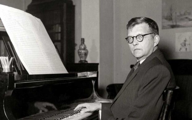 Dymitr Szostakowicz - przy fortepianie. Źr. arch. W. Wilczyńskiego