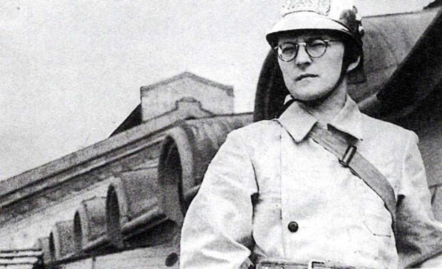 Dymitr Szostakowicz w stroju strażackim na dachu konserwatorium w czasie oblężenia Leningradu. Źr. arch. W. Wilczyńskiego