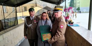 Dyrektor Agnieszka Kaczyńska i ppłk Rafał Pokusa - przedstawiciele I LO PUL im. 111 Eskadry Myśliwskiej w Wołominie. Fot. Warszawa.pl