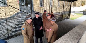 Generałowie i pułkownicy - po oficjalnej uroczystości. Fot. Warszawa.pl