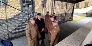 Generałowie i pułkownicy - po oficjalnej uroczystości. Fot. Warszawa.pl