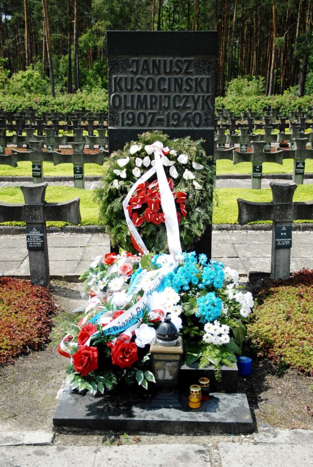 Grób Janusza Kusocińskiego - Cmentarz w Palmirach. Fot. Przemysław Jahr (Wikimedia)