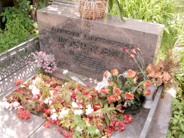 Grób kompozytora Dmitrija Dmitriewicza Szostakowicza (1906-1975) - Cmentarz Nowodziewiczy, Chamowniki, rejon Centralny, Moskwa. Fot. KUZNETSOV (Wikimedia)
