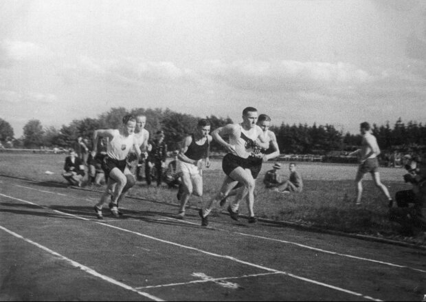 Janusz Kusociński i Stanisław Petkiewicz na trasie biegu w 1930. Fot. źr. NAC