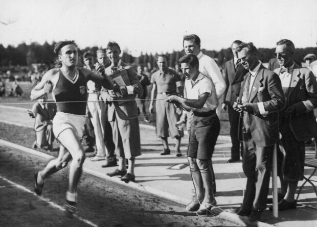 Janusz Kusociński - wygrywa bieg na 5000 m w Berlinie w 1934 r. Fot. źr. NAC