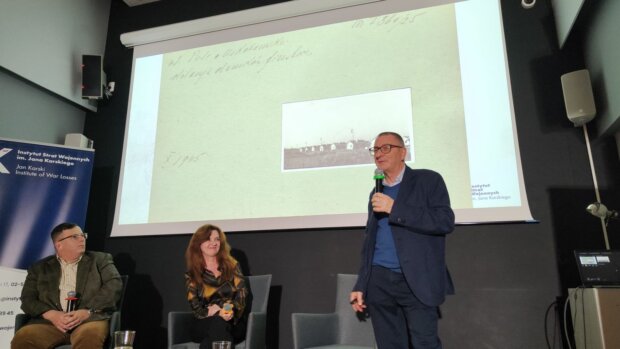 Jerzy Majewski - opowiada o zdjęciu domków fińskich na Polu Mokotowskim. Fot. Warszawa.pl