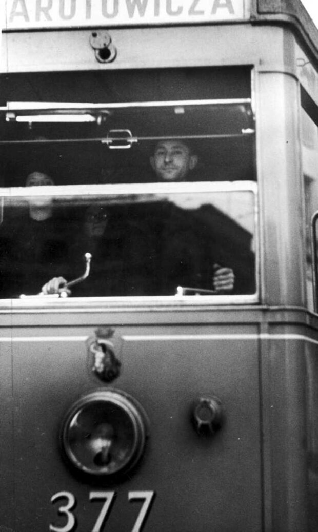 Józef Noji - biegacz pracował jako motorniczy w Warszawie. Tu kieruje tramwajem (numer taborowy wozu 377) w drodze na plac Narutowicza, rok 1937. Fot. źr. NAC